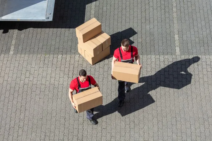 Umzugshelfer entladen Kartons Umzugshelfer entladen Kartons